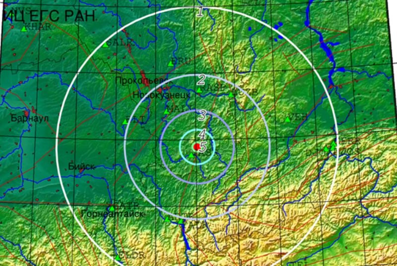 «Быстро закончилось, но сильно тряхнуло»: 5-балльное землетрясение произошло в Шерегеше   Землетрясение силой 5,2 балла произошло вечером 3 марта рядом с горнолыжным курортом Шерегеш в Кузбассе.   По данным Алтае-Саянского филиала Геофизической службы РАН, магнитуда события составила 4,2, тип — землетрясение.     Толчок почувствовали местные жители, однако сообщений от властей не было. «Да все почувствовали наверняка. Пусть быстро закончилось, но сильно тряхнуло», — написала в комментариях в тг-канале «Новая Шория» пользовательница.   «Щас сделают вид, что ничего страшного, обычное природное явление. Но ведь понятно, что что-то происходит серьезное, но всем просто плевать, либо не осталось профессионалов, одни коммерсанты...», — считает другая.   «Ждем пока проблема рассосется сама собой! Где официальное заявление администрации??? Пояснить пора уже давно людям что происходит!!! 2 раза в месяц стабильно трясет!!!!», — возмутилась еще одна жительница.   Подписаться  Прислать новость  Помочь бустами