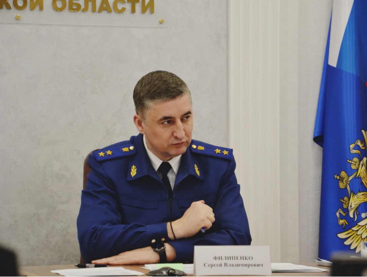 По результатам личного приема прокурора Саратовской области Сергея Владимировича Филипенко защищены права пожилых супругов с инвалидностью на получение технических средств реабилитации На личный прием к прокурору Саратовской области Сергею Владимировичу Филипенко обратился житель региона, который пожаловался на нарушение социальных прав его престарелых родителей, проживающих в Базарно-Карабулакском районе. Прокурорская проверка показала, что 84-летний отец заявителя является инвалидом 1 группы, а его 79-летней матери установлена 2 группа. По медицинским показаниям и на основании разработанной программы каждому супругу показано использование технических средств реабилитации. Однако по причине несвоевременного проведения закупочных процедур уполномоченный орган положенные изделия пожилым гражданам с июня 2024 года не предоставлял. С целью восстановления прав инвалидов прокуратура обратилась в суд с исковыми заявлениями о возложении на Саратовское отделение фонда пенсионного и социального страхования Российской Федерации обязанности обеспечить супругов-инвалидов техническими средствами реабилитации, а также взыскать компенсацию морального вреда. Заявленные требования удовлетворены, в том числе о взыскании компенсации в размере 5 тыс. рублей каждому из супругов. Прокурор Саратовской области Сергей Владимирович Филипенко взял на личный контроль своевременное исполнение судебного акта.
