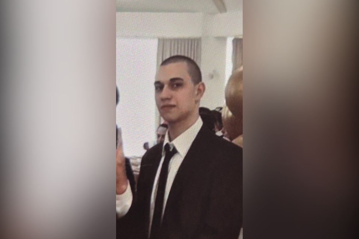 В Воронеже пропал шестнадцатилетний воспитанник детского дома     Шестнадцатилетний подросток, воспитанник воронежского детского дома без вести пропал.  Сергей Сосновский ушел из детского дома на улице Острогожской в среду, 18 июня и до настоящего времени его местоположение неизвестно.  В случае если вы располагаете информацией о местонахождении Сергея, просьба незамедлительно сообщить об этом по телефонам +7 473 236-42-15, +7 903 859-98-03, +7 906 582-58-90.  ↗  Прислать новость   Подписаться