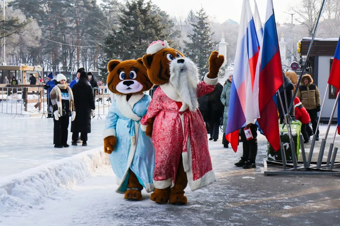 ⏺  Самый большой на Дальнем Востоке каток открыли в Хабаровске  Самый большой на Дальнем Востоке открытый каток открыли сегодня, 22 декабря, в парковой зоне стадиона имени Ленина.   Для жителей и гостей столицы региона устроили настоящий спортивный праздник с участием фигуристок, юных хоккеистов и конькобежцев.  В честь юбилея гостей стадиона встречали Дед Мороз и Снегурочка, персонажи из новогодних мультфильмов и талисманы спортивных клубов Хабаровска.   Услуги гардероба обойдутся в 200 рублей, час проката пары коньков — 400 рублей, час аренды комплекта защиты — 250 рублей. Заточка своих коньков выйдет в 400 рублей.  Народный каток будет работать с 12:00 до 23:00 в будни. В праздничные дни ледовая площадка будет встречать любителей спорта до 01:00.