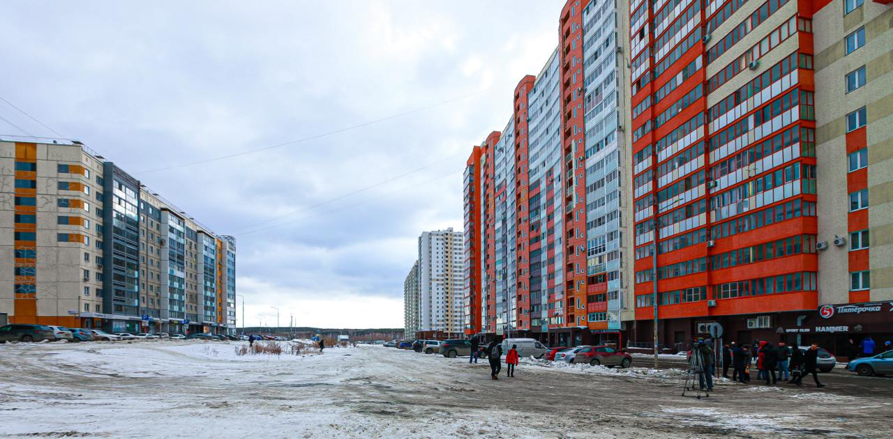 В Челябинске ускорили приватизацию жилья детям-сиротам  В Челябинске сократили срок действия договора найма специализированного жилья для сирот и детей, оставшихся без попечения родителей. Это касается тех лиц, которые трудоустроены, не состоят на учетах у нарколога и психиатра и удовлетворяют еще ряд условий. Для них возможно заключение договора социального найма, с последующей приватизацией квартиры после трех лет вместо пяти. Соответствующее решение на пятом заседании приняли депутаты гордумы.  Ежегодно для Челябинска увеличивается объем денежных средств для приобретения квартир для сирот и детей, оставшихся без попечения родителей. Они выделяются в виде субсидий городскому бюджету. Это связано с ростом стоимости квадратного метра и количеством очередников.   Сейчас на учете на приобретение жилья числятся 755 человек. Из них 89 — по судебным решениям. По словам председателя Комитета социальной политики Ларисы Мошковой, ежегодно квартиры получают 120–130 человек.          Поддержать канал