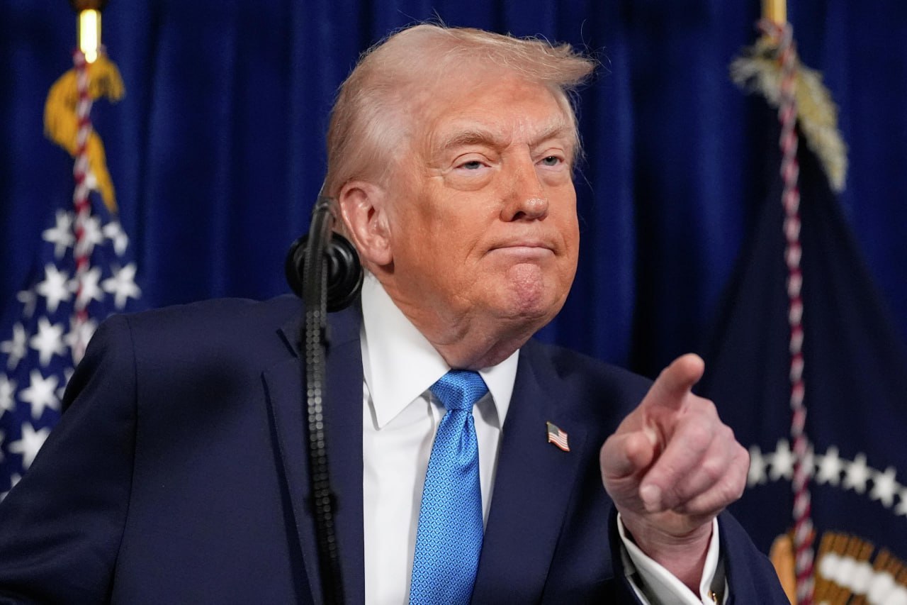 Американский президент Дональд Трамп подписал указ об ограничении покупки частных домов институциональными инвесторами говорится на сайте Белого дома Сегодня президент Дональд Трамп подписал указ направленный на защиту американской мечты который гарантирует что крупные институциональные инвесторы не будут покупать односемейные дома которые в противном случае могли бы быть приобретены семьями отмечается в сообщении В частности указ подразумевает ряд ограничений для федеральных программ при продаже домов на одну семью институциональным инвесторам и в то же время содействие ключевых ведомств продаже недвижимости частным лицам Закон также предполагает пересмотр правил которые касаются владеющих домами институциональных инвесторов проверку сделок на предмет антиконкурентных практик и выявление потенциальных крупных инвесторов которые участвуют в федеральных программах жилищной помощи Этот указ гарантирует что федеральные жилищные программы отдают приоритет семьям а не Уолл стрит и создает основу для законодательства обеспечивающего чтобы крупные институциональные инвесторы не приобретали односемейные дома говорится в релизе Подписывайтесь на РИА Недвижимость в MAX