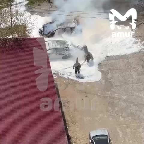 Пожар на зарядной станции во Владивостоке: электромобиль Nissan LEAF выгорел полностью