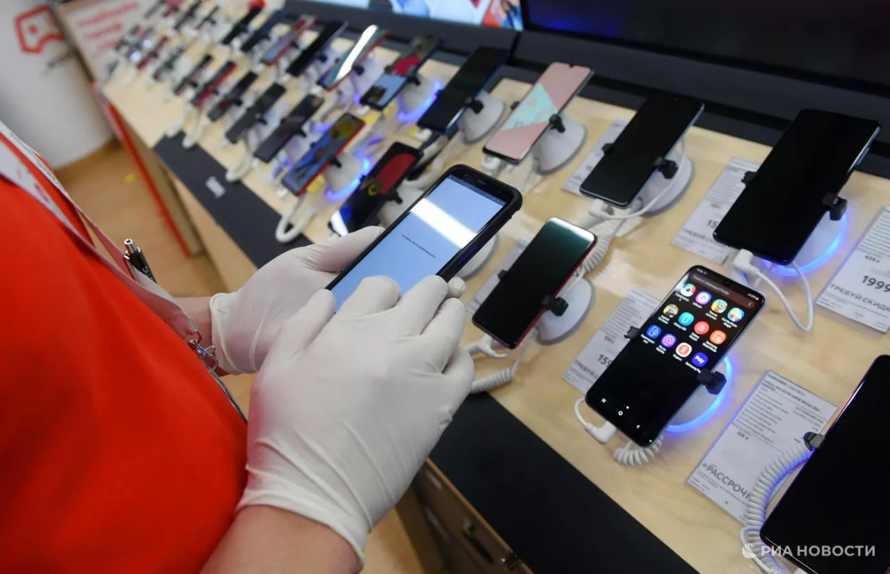 Россия в этом году стала покупать меньше китайских смартфонов Их импорт по итогам июня сократился в 2 5 раза до 129 млн а по итогам первых семи месяцев года на треть до 953 млн подсчитало РИА Новости по данным китайской статслужбы За год Россия опустилась на 12 е с 4 го места среди основных покупателей китайских телефонов Лидером остались США несмотря на падение поставок в 4 4 раза до 535 млн Подписаться на РИА Новости экономика Все наши каналы