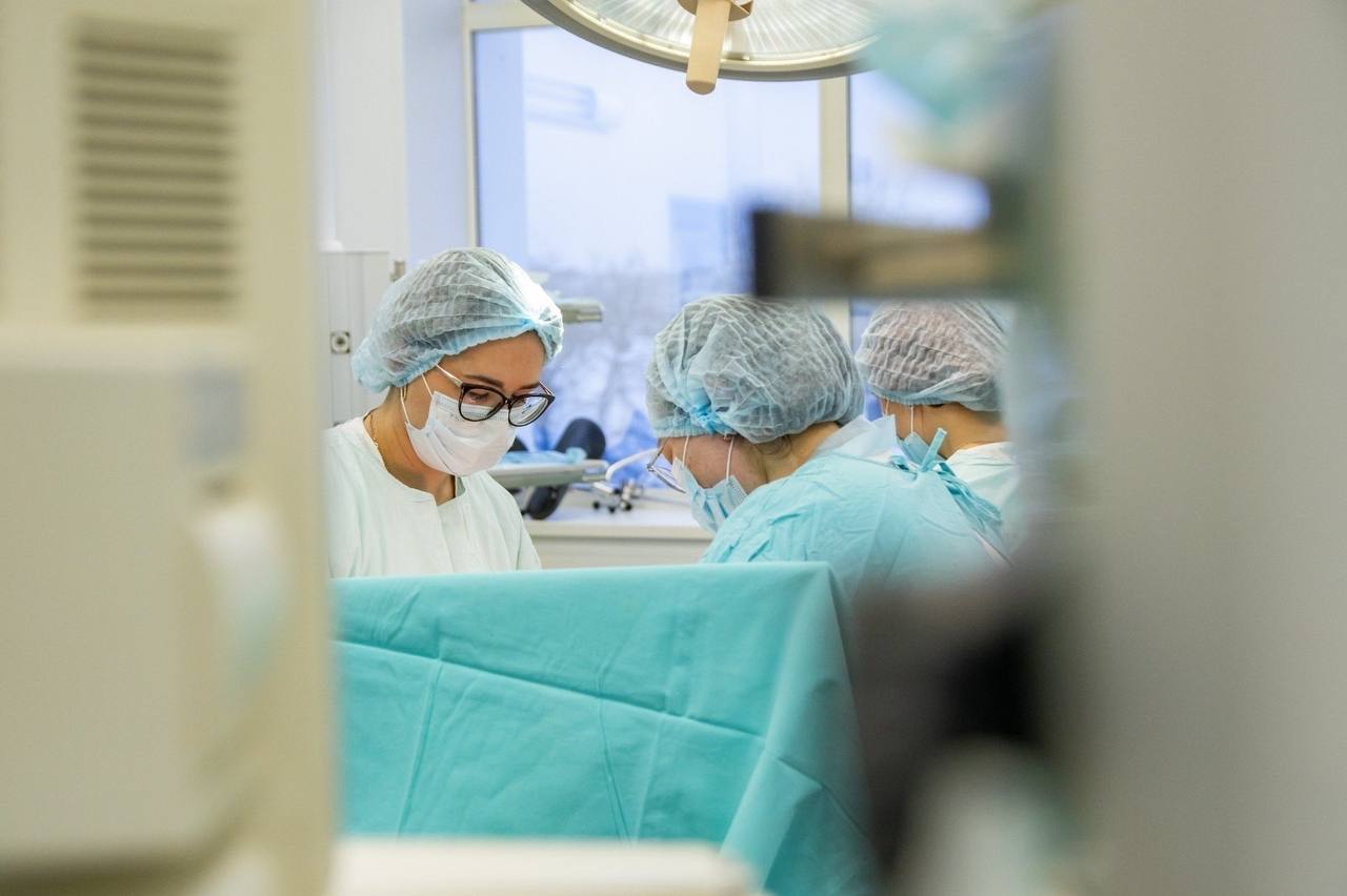 В Уфе врачи спасли многодетную маму и ее новорожденного малыша 41-летняя беременная 28,2 недели, пятая беременность поступила в перинатальный центр с тяжёлым состоянием: высокое давление, отёки, покраснение лица. Диагностирована преэклампсия тяжёлой степени осложнение беременности, встречающееся в 2–8% случаев . После отказа от экстренного родоразрешения пациентку лечили 7 дней: 2 дня в реанимации стабилизация давления , затем 5 дней в отделении патологии беременности магнезиальная терапия, препараты . Состояние не улучшалось: сохранялось высокое давление, нарастала протеинурия, усиливались отёки. Осложняющие факторы: предлежание плаценты; врастание плаценты в рубец 3 кесарева сечения ; гипертония, заболевания сосудов головного мозга; новообразования шейки матки. Проведено срочное родоразрешение со специальным оборудованием. Роды успешные: родился мальчик 1320 г , оценка по Апгар — 5–6–8 баллов. Ребёнок 6 дней был в реанимации, затем переведён на выхаживание. Состояние матери стабилизировалось после операции в реанимации с помощью антибиотиков и препаратов для нормализации давления. Моя Уфа. Подписаться Прислать новость