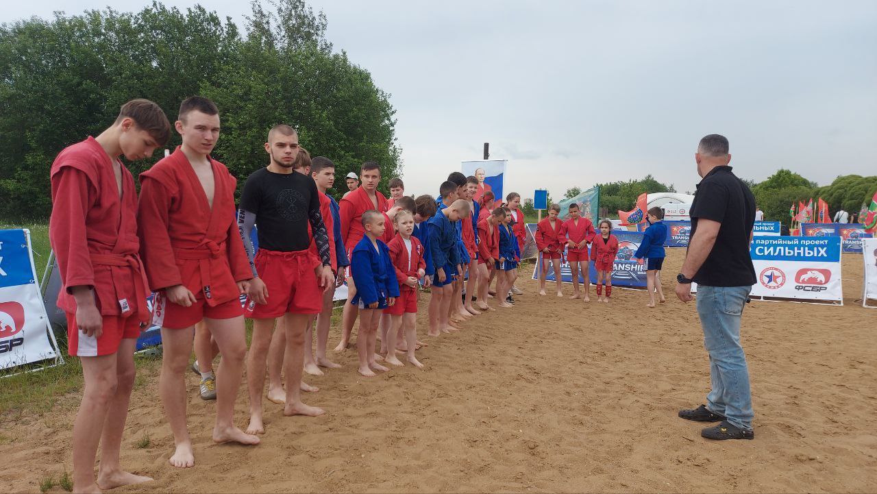 Первый турнир по пляжному самбо состоялся в Лобне Городской округ Лобня принял первый в истории турнир по пляжному самбо, приуроченный к Дню пограничных войск и Году Защитника Отечества. В соревнованиях приняли участие более 50 спортсменов из разных регионов России в возрасте от 9 до 47 лет. Участники продемонстрировали высокий уровень техники и физической подготовки в этом развивающемся виде спорта, который объединяет элементы традиционного самбо с особенностями борьбы на песчаной поверхности. Итоги командного зачета: 1 место – команда города Лобня место – команда поселка Рождествено Снегири место – команда города Тула Организаторами выступили Лобненская Федерация Дзюдо и Самбо при поддержке местного отделения «Боевого братства», фонда развития спорта и компании «Трансшип».