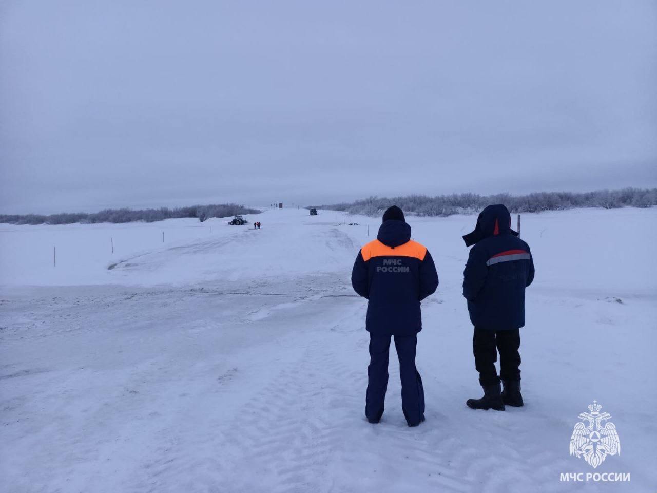 В Ненецком автономном округе открыто 7 ледовых переправ  Об этом нам рассказал Роман Никешин, старший государственный инспектор центра ГИМС во время профилактического визита в район ледовой переправы через реку Казенная виска, по зимней автодороге Нарьян-Мар-Тельвиска.  Роман Николаевич проверил наличие необходимого оборудования и спасательных средств. Нарушений не выявлено, переправа работает в штатном режиме.  МЧС России напоминает:  передвигайся только по организованным ледовым переправам и соблюдай требования установленных знаков;  выезжай на лед медленно, без рывков;  не делай развороты, остановки и обгоны других авто на переправах;  о происшествии звони 101 или 112.   Ваша безопасность - ваша ответственность!    МЧС Ненецкого АО