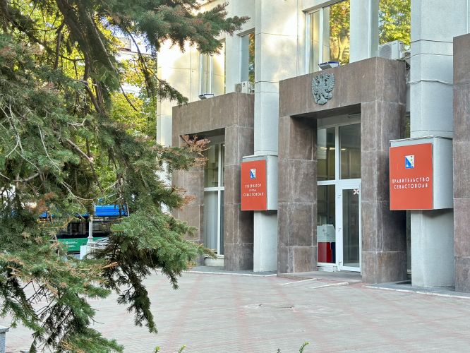 Компания Севстар перешла в собственность Севастополя Сегодня утром на заседании Правительства приняли постановление об изъятии в государственную собственность Севастополя движимого и недвижимого имущества находящегося в собственности юридических и физических лиц в том числе иностранных оказывающих помощь ВСУ и ГУР Украины Об этом сообщил губернатор города Михаил Развожаев Федеральная служба безопасности предоставила информацию подтверждающую причастность владельцев ряда юридических лиц к финансированию ВСУ ГУР и других подразделений контактов по этой линии что позволило антитеррористической комиссии Севастополя принять решение об учете этой собственности как собственности города Севастополя В частности один из бывших жителей Севастополя Алексей Владимирович Канцебовский 31 03 19 Подробнее