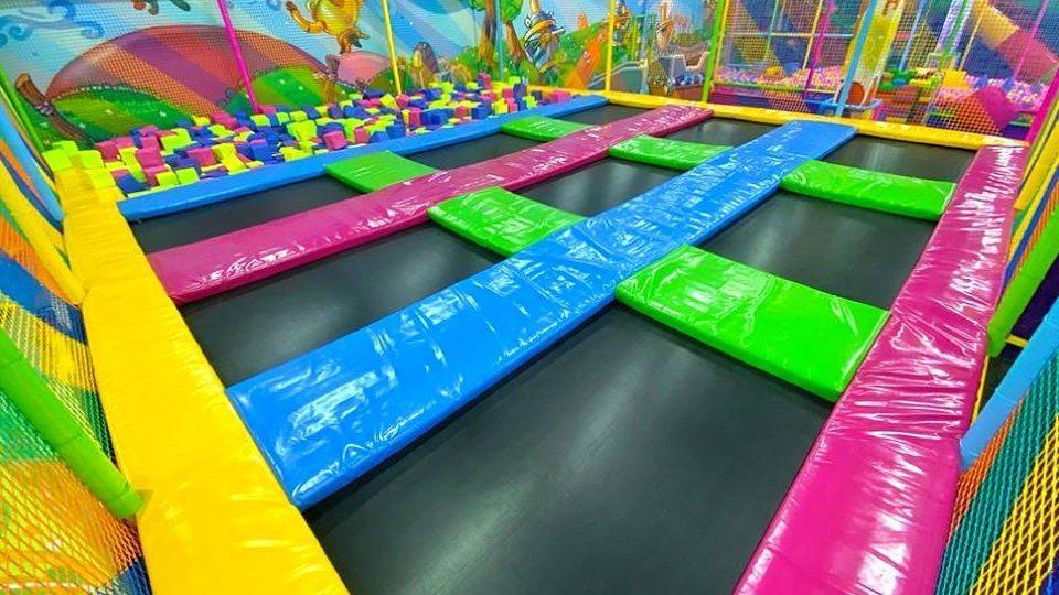 Суд рассмотрит дело о травмировании детей в мурманском Мисти Парке Управляющую парка активного отдыха обвиняют в оказании услуг не соответствующих требованиям безопасности что привело к травмированию детей Согласно материалам дела осенью 2024 года мурманчанка продолжила эксплуатацию батутной арены несмотря на выявленные дефекты защитных матов В результате девочки 10 и 12 лет получили травмы средней степени тяжести Прокуратура Октябрьского округа Мурманска направила уголовное дело в отношении 40 летней мурманчанки обвиняемой по ч 1 ст 238 УК РФ в суд где за преступление может быть назначено до 2 лет лишения свободы прокомментировали в прокуратуре Мурманской области Фото прокуратура Мурманской области Все самые важные новости Telegram MAX