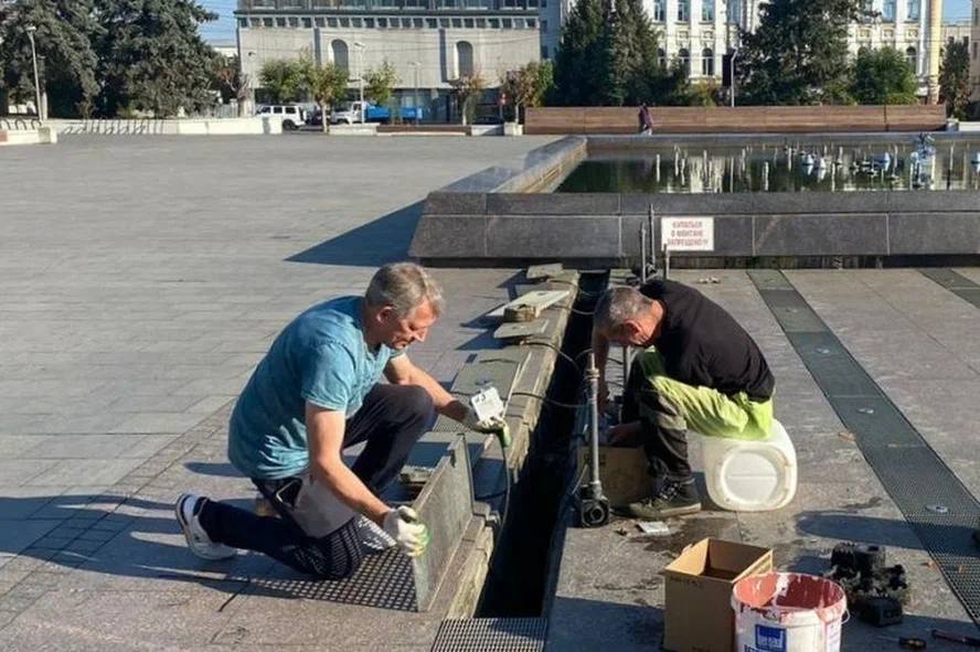 Главный фонтан Пензы начали готовить к зимнему сезону.  Рабочие демонтируют насосы, снимают форсунки и промывают чашу сооружения, чтобы закрыть сооружение деревянным коробом и утеплителями.   Это делается для того, чтобы конструкция могла пережить даже самые суровые морозы. Закончить подрядчик должен в течение месяца.     Подписаться   Прислать новость