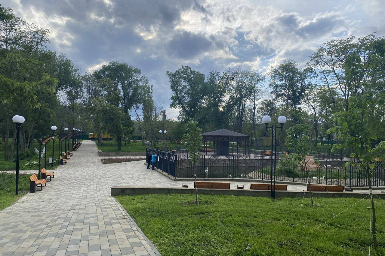 Озеленение — в приоритете Глава региона Юрий Слюсарь поручил при благоустройстве общественных территорий максимально сохранять зелёные насаждения. «Не нужно превращать парки в каменные площади», — подчеркнул он на заседании правительства. Вместо вырубки деревьев — разумный подход, вместо тотальной брусчатки — баланс между удобством и природой. В 2025 году на Дону приведут в порядок 168 общественных территорий, из них 53 — по инициативам самих жителей. Всего до конца следующего года планируется благоустроить около 330 пространств. И очень важно, чтобы проекты учитывали мнение людей. Сейчас как раз проходит всероссийское онлайн-голосование — дончане сами выбирают, какие парки, скверы и набережные нужно обновить. Принять участие можно до 12 июня.