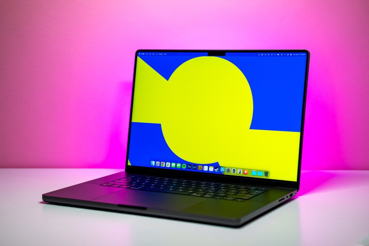 Инсайдеры пишут что Apple тестирует MacBook Pro с сенсорным экраном Идея в том чтобы объединить логику iPad и мака ноут потянет и обычные приложения и тач интерфейсы То есть через 15 лет после выпуска первого айпада Apple всё таки решила что управлять маком с помощью экрана это нормально