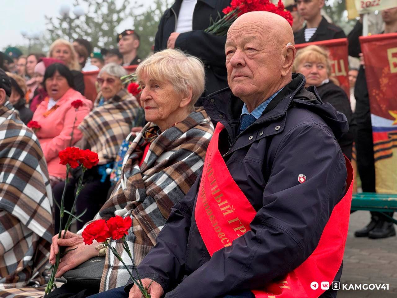 На Камчатке прошел торжественный митинг, посвященный Дню памяти и скорби После того, как прозвучали залпы орудий, к мемориалу, на котором высечено 1975 фамилий погибших на фронте камчатцев, возложили гирлянду Памяти и Славы. Присутствующие почтили память погибших в годы войны минутой молчания, и возложили цветы к мемориальному комплексу. В 21:15 в парке Победы состоится Всероссийская минута молчания #камчатка #камчатскийкрай #ДеньПамятииСкорби