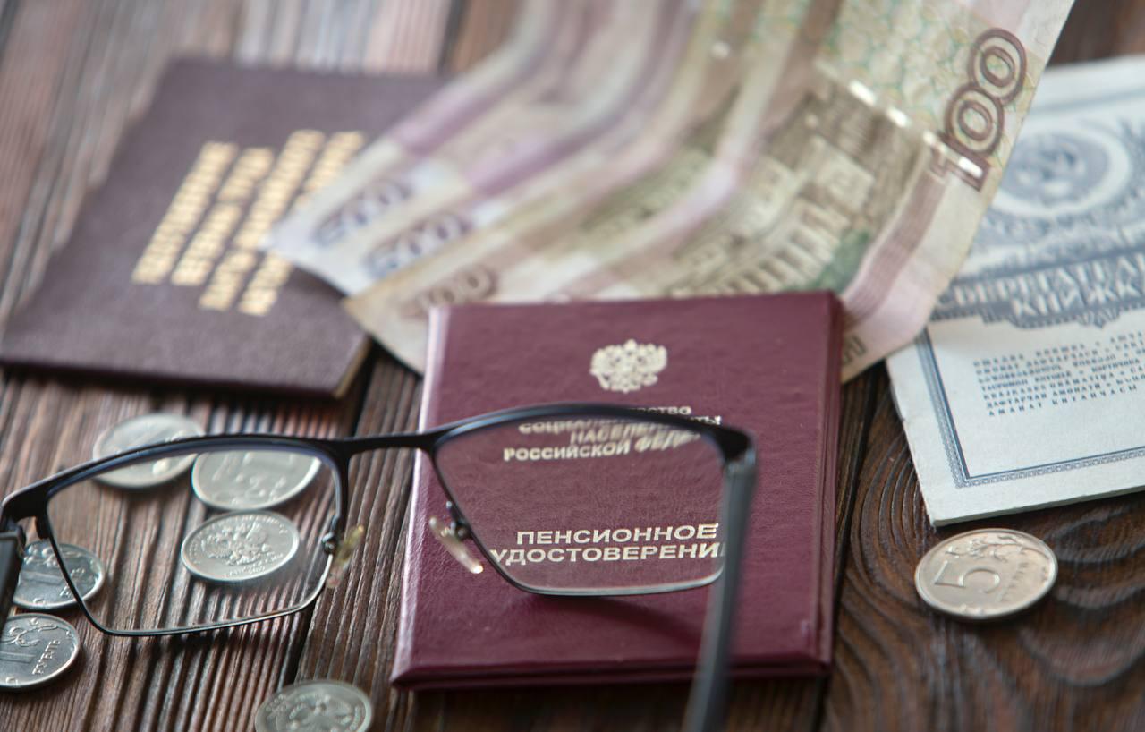 Компенсировать работающим пенсионерам «пропущенные» индексации предложили в России С такой идеей выступил депутат Сергей Гаврилов. По его словам, это поможет сократить разрыв между пенсиями тех, кто работает, и тех, кто нет. Сейчас работающий пенсионер получает в среднем 19,5 тысячи рублей, а неработающий — около 36,3 тысячи рублей. С этого года индексация в 9,5% считается не от фактической выплаты, а от полной суммы, которую человек получал бы без работы. Гаврилов подчеркнул, что даже с такой схемой выплаты работающим всё равно меньше. При увольнении же пенсионеру пересчитают все пропущенные индексации с 2016 года, и прибавка может составить от семи до 14 тысяч рублей в месяц. Справедливо? / Nikolay Gyngazov/Global Look Press #пенсия #индексация