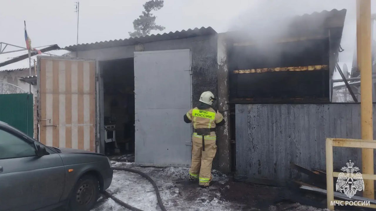 Спасатели МЧС России отстояли имущество жителей пгт Крепенский на пожаре В службу 101 поступило сообщение о возгорании на одном из частных подворий на улице Первомайская На момент прибытия дежурного караула горела постройка для хозяйственных нужд Была угроза перехода пламени соседние строения и автомобиль Пожарные подразделения в кратчайшие сроки ликвидировали огонь не допустив распространения пламени по территории подворья К тушению привлекались 10 специалистов и 2 единицы техники МЧС России В результате пожара огнем уничтожена хоз постройка и котельная на площади 16 квадратов дом остался невредим Жертв и пострадавших нет Как установили органы дознания причина произошедшего короткое замыкание электропроводки