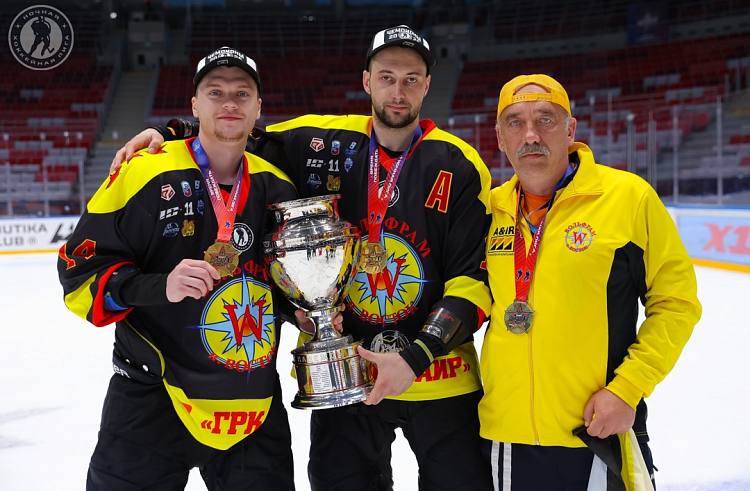 Приморские хоккеисты — вновь чемпионы «Кубка Надежды» Команда «Вольфрам-А» из посёлка Восток Красноармейского округа в четвёртый раз в истории и третий год подряд стала чемпионом дивизиона «Лига Надежды» на всероссийском фестивале Ночной хоккейной лиги в Сочи. В финале приморцы уверенно обыграли команду «Регион 23» из Анапы со счётом 5:2. Победу обеспечили точные шайбы Антона Нечипуренко, Никиты Свитко, Тимура Еленова и Артёма Долганина. Вручил Кубок Надежды команде легендарный хоккеист, трёхкратный чемпион мира Ирек Гимаев. Спортсменов поздравил министр спорта Приморского края Жан Кузнецов. Он подчеркнул, что хоккеисты вносят большой вклад в развитие массового спорта и популяризацию хоккея в регионе. Успех «Вольфрама», — причем неоднократный, — показатель того, что даже в небольших населённых пунктах при грамотном управлении, тренерской работе и сплочённой команде можно добиваться результатов на всероссийском уровне Фото: Ночная хоккейная лига