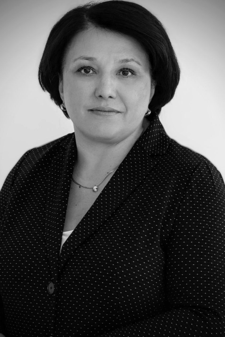 После продолжительной болезни ушла из жизни Лариса Крутиян бывший руководитель ООО Бурятмяспром депутат Народного Хурала Бурятии III IV V VI созывов Ей было 56 лет Карьеру Лариса Крутиян начала в гарнизонном суде Многие годы работала в сфере управления и производства пройдя трудовой путь до генерального директора ОАО Бурятмясопром Депутат четырёх созывов Народного Хурала Бурятии возглавляла комиссию по противодействию коррупции проводила значительную работу по патриотическому и гражданскому воспитанию юных жителей округа вносила заметный вклад в благоустройство мемориалов посвящённых Великой Отечественной войне была настоящим патриотом своей малой родины и своей страны