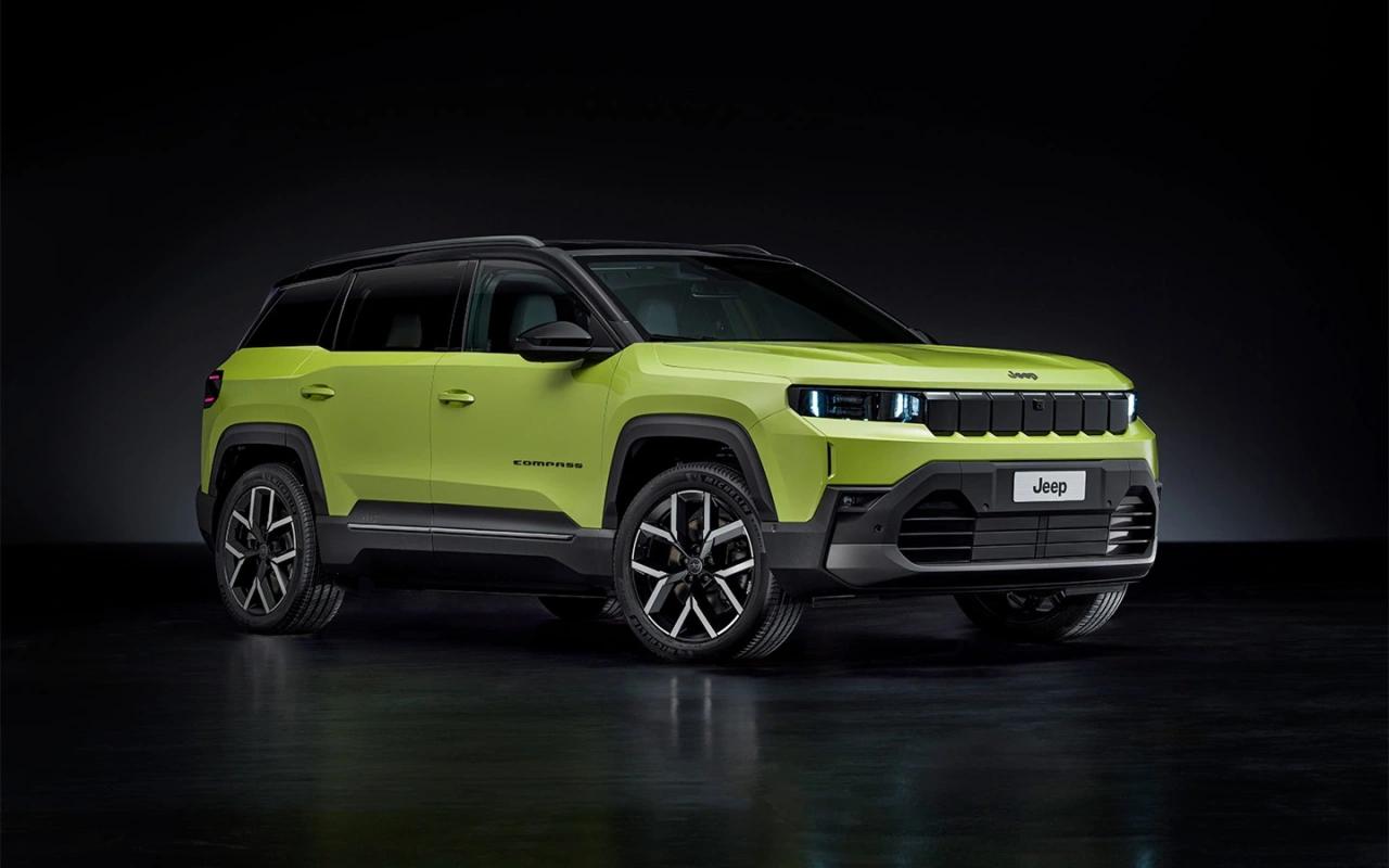 Jeep показал кроссовер Compass нового поколения Снаружи новый кроссовер позаимствовал черты как у меньшего собрата Avenger, так и у более крупного Wagoneer S. У него острые линии кузова, квадратные и пластмассовые колесные арки, что придает «Джипу» внедорожный вид. Спереди — классическая тонкая решетка радиатора, как у всех моделей марки, а сзади — светодиодные фонари со светящимся знаком Jeep. Compass, по заявлению бренда, также обладает улучшенным коэффициентом аэродинамического сопротивления благодаря активным заслонкам решетки радиатора. Новый кроссовер будет оснащаться как полностью электрическими моторами, так и гибридными. На старте продаж автомобиль получит несколько вариантов силовых установок: 145-сильный и 195-сильный «гибриды», а также три версии на электричестве мощностью от 213 до 375 л.с. Самые мощные модификации получат полный привод, базовые версии будут довольствоваться передним. Что касается запаса хода, то электрические версии смогут преодолеть до 650 км без подзарядки. Кроме того, будет доступна функция быстрой зарядки — от 20 до 80% за 30 минут.