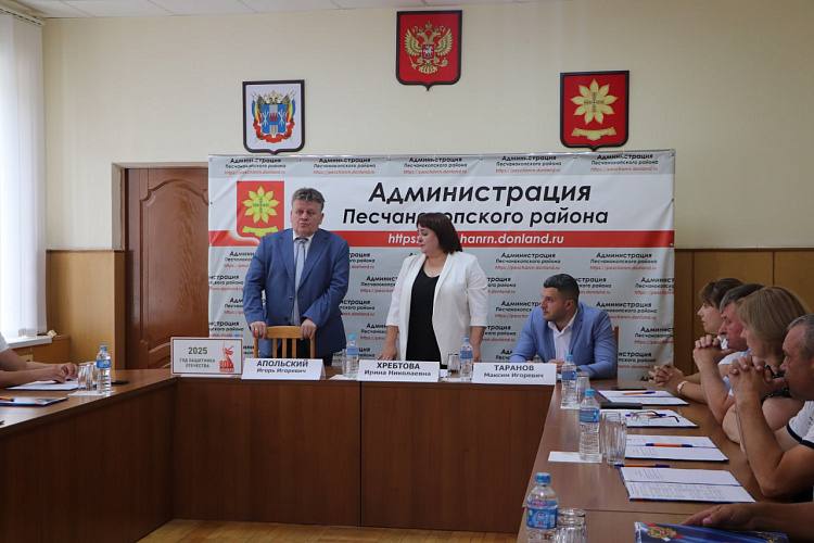 Глава администрации Песчанокопского района покинул пост  Сегодня, 1 августа, стало известно о том, что глава администрации Песчанокопского района Игорь Апольский уходит с должности. Об этом он рассказал в своем telegram-канале.   О причинах отставки Игорь Апольский не сообщил. Он поблагодарил коллег за совместную работу и профессионализм.   — Я горжусь тем, что мог работать с такой энергичной и преданной командой единомышленников, которая всегда стремилась к достижениям во благо нашего района. Мы вместе не только решали сложные задачи, но и преодолевали трудности, становясь сильнее. Своими усилиями мы создали много новых инициатив и проектов, которые, я надеюсь, будут продолжены и развиты в будущем. Вера в возможности нашего района вдохновляла меня каждый день. Я уверен, что впереди только лучшие свершения, и ваша работа будет способствовать дальнейшему процветанию, — написал Игорь Апольский.   В пресс-службе администрации Песчанокопского района сообщили, что с 4 августа врио главы станет Алексей Кравцов, который был заместителем по сельскому хозяйству и вопросам муниципального хозяйства.   Игорь Апольский занимал должность с 2021 года.