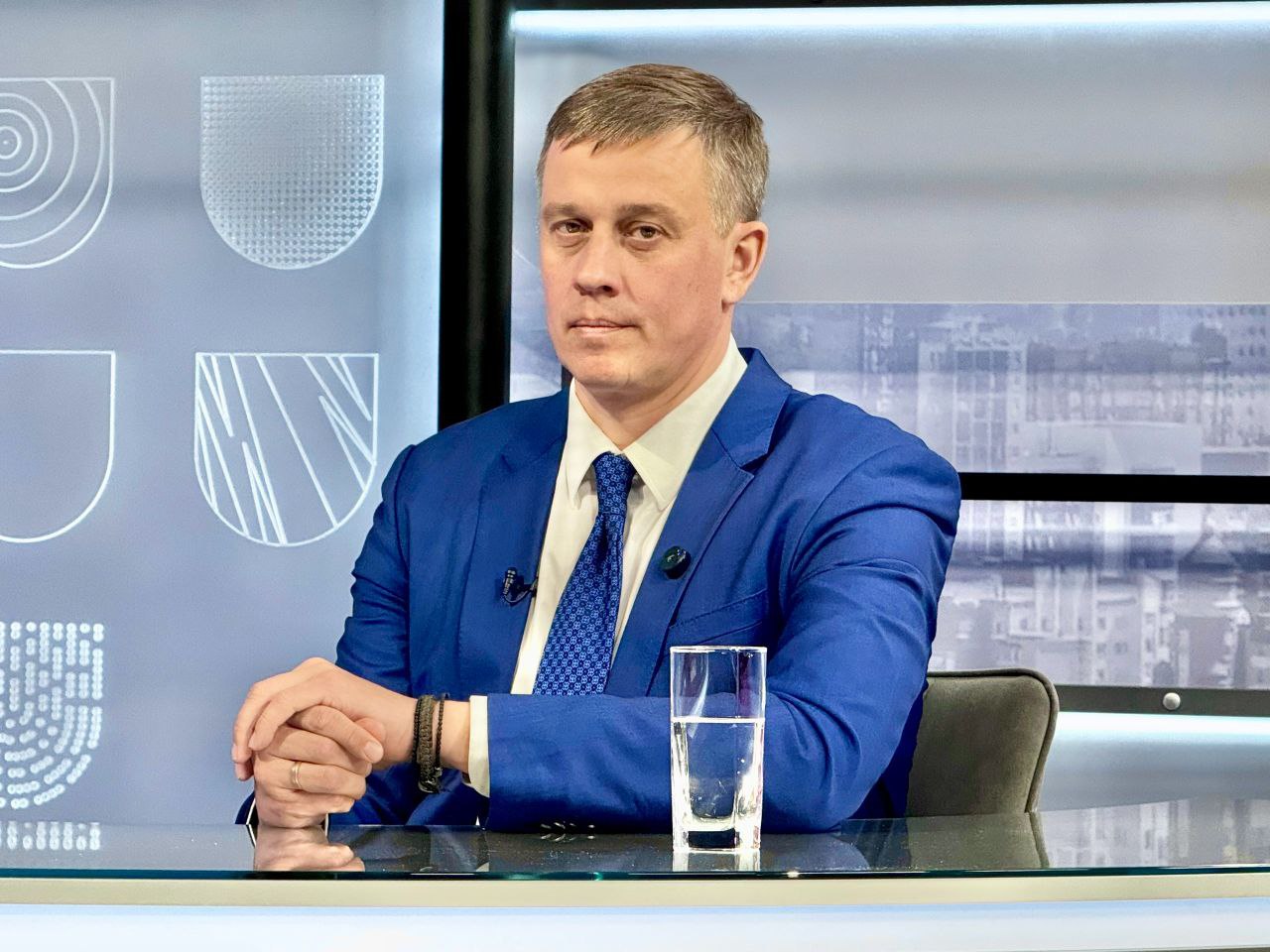 Повторная продажа энергетиков детям — это уже не ошибка, это преступление ЛДПР требует наказывать торговцев, которые продолжают продавать энергетические напитки детям, несмотря на запреты. Депутаты фракции ЛДПР во главе с Леонидом Слуцким внесли в Госдуму законопроект об уголовной ответственности за повторную реализацию этих напитков несовершеннолетним. Нарушителей ждёт штраф до 80 тысяч рублей или исправительные работы на срок до года, с запретом на деятельность до трёх лет. Лидер ЛДПР в Челябинской области Виталий Пашин: «Уже есть запрет и административная ответственность. Но штраф в 5 тысяч рублей не пугает тех, кто наживается на детях. Нужно не убеждать, а жёстко пресекать. Это вопрос не торговли — это вопрос жизни и здоровья наших детей». Законопроект предлагает приравнять повторную продажу энергетиков к сбыту алкоголя и табака несовершеннолетним. Теперь у продавцов будет выбор — соблюдать закон или отвечать по Уголовному кодексу.