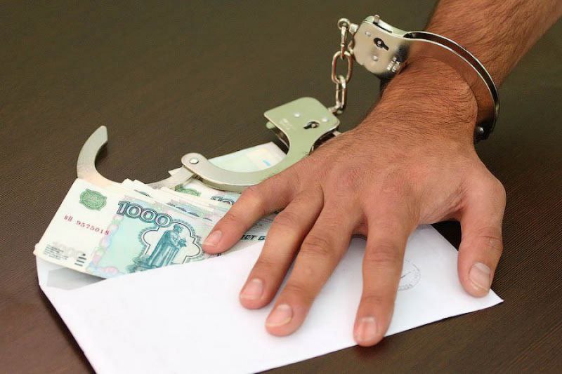 В Туапсе местный житель предстанет перед судом за дачу взятки сотрудникам правоохранительных органов Туапсинским транспортным прокурором утверждено обвинительное заключение по уголовному делу в отношении 44 летнего местного жителя Он обвиняется в совершении преступления по ч 3 ст 291 УК РФ дача взятки должностному лицу лично за совершение заведомо незаконного бездействия Установлено что в 2024 году обвиняемый находясь на территории Железнодорожного вокзала станции Туапсе передал сотрудникам транспортной полиции взятку в размере 12 тыс рублей за непривлечение к административной ответственности по ч 1 ст 6 9 КоАП РФ Расследование уголовного дела в отношении взяткополучателей завершено Уголовное дело направлено в Туапсинский городской суд Краснодарского края для рассмотрения по существу За совершение указанного преступления предусмотрено максимальное наказание в виде лишения свободы на срок до восьми лет Фото Интернет
