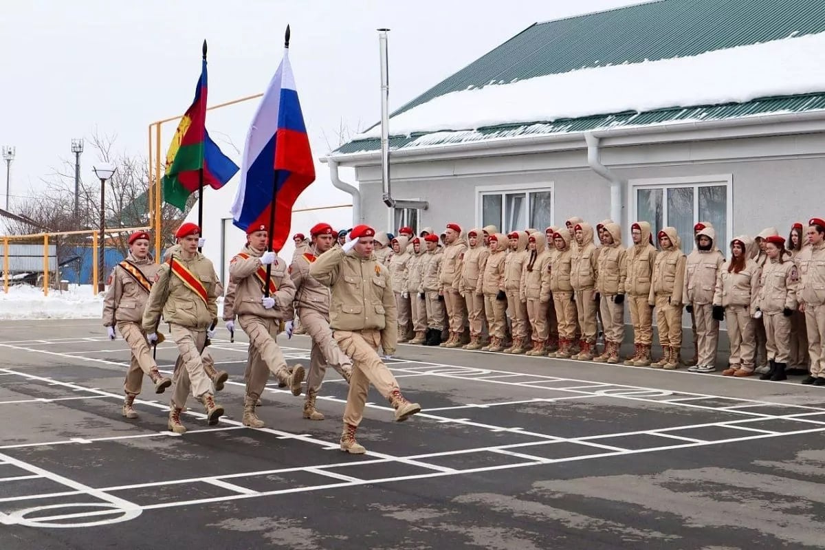 В Армавире открыли центр подготовки юнармейцев «Авангард».   Здесь будут проходить подготовку будущие военнослужащие. Программа работы с подростками включает в себя 3 блока. Первый направлен на изучение подростками различных военных дисциплин. Второй блок посвящен физической подготовке и усиленным занятиям спортом. Третий направлен на патриотическое воспитание молодежи. Для ребят будут проводить занятия, в том числе офицеры и ветераны боевых действий.  Воспитанниками центра станут ученики старших классов школ Армавира, проходящие военно-учебные сборы.