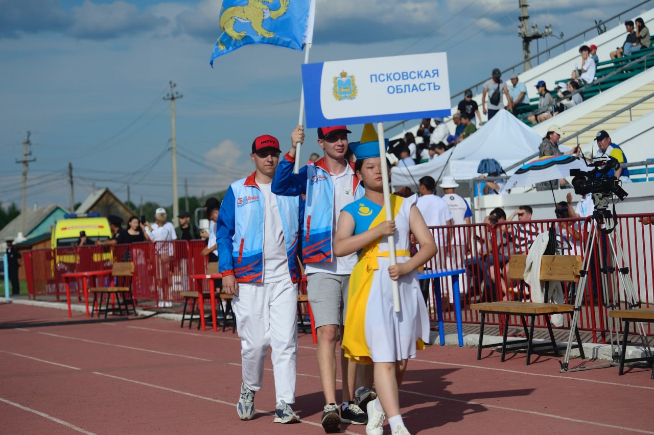 Мужская сборная Псковской области вышла в финал чемпионата России по стрельбе из блочного лука  В соревнованиях участвуют 16 команд, каждая из которых представляет только один регион страны. В составе мужской сборной Псковской области – бронзовый призёр недавно прошедшего первенства страны Илья Силаев, а также Владимир Фазанов и Сергей Кузнецов.   Великолучане завершили квалификацию на пятом месте. Преодолев две стадии, они вышли в полуфинал, где обыграли команду Бурятии – 232:229. В финале им предстоит сыграть со сборной Чувашии.