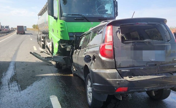 Под Новочеркасском в ДТП погиб водитель внедорожника    Смертельное ДТП, в котором погиб 34-летний мужчина, случилось утром 13 сентября, на 1012-м километре трассы М4 «Дон» в Октябрьском районе под Новочеркасском.   Около половины десятого грузовик Mercedes Actros, за рулём которого был 50-летний водитель, по предварительным данным, наехал на центральное металлическое барьерное ограждение, а затем его вынесло на полосу встречного движения. На встречке грузовик столкнулся с автомобилем Great Wall Hover, им управлял 34-летний водитель.  В результате аварии водитель Great Wall погиб на месте. Сотрудники полиции выясняют обстоятельства случившегося. #новости #новочеркасск