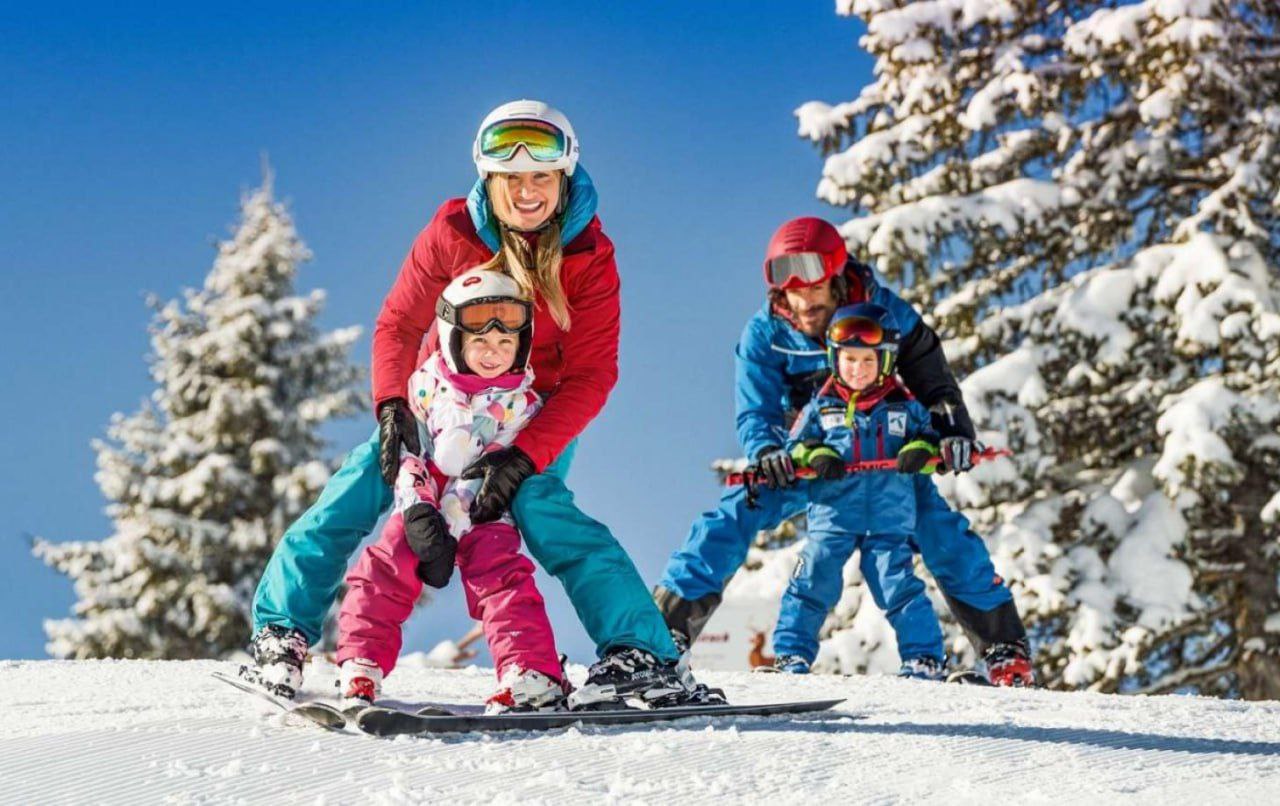 Зимние туры остаются популярными В период зимних праздников многие молдаване выбирают отдых в горах Их привлекают лыжные трассе горные виды спорта и сезонная атмосфера Туроператоры предлагают разнообразные пакеты иногда с акциями и скидками Важно проявлять осторожность чтобы избежать мошенничества необходимо требовать контракт на туристические услуги получать фискальный чек и подтверждение оплаты проверять надежность компании а в случае проблем обращаться в правоохранительные органы Раннее бронирование помогает выбрать лучшие варианты размещения и получить более выгодные предложения Стоимость зимних туров варьируется поездка в Марамуреш от 185 евро в Пояна Брашов с транспортом и проживанием от 195 евро в Бухарест на Рождество от 238 евро на взрослого MIR24MOLDOVA Подпишись