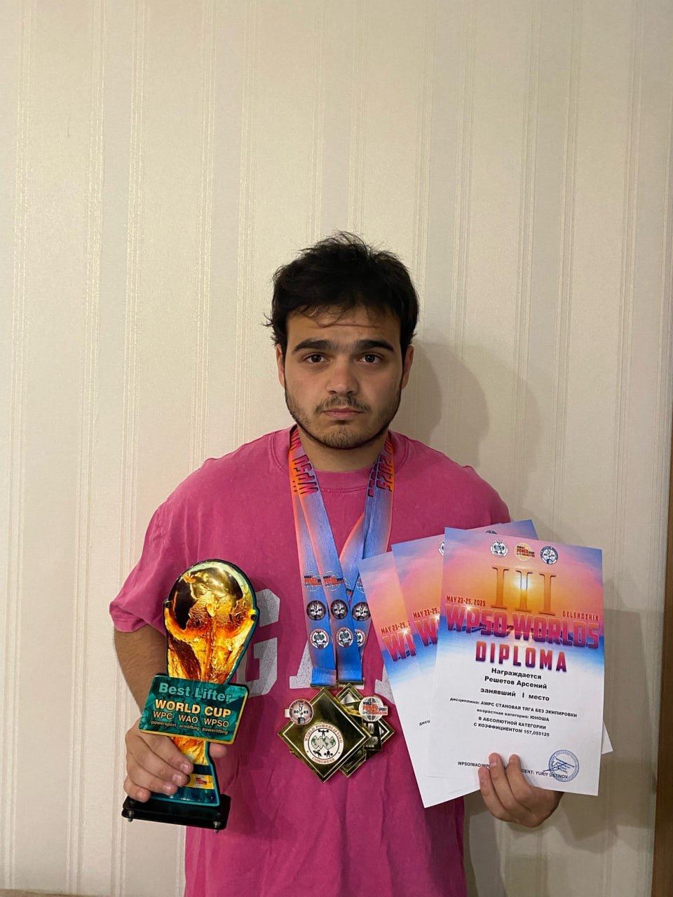 Студент ИАиС ВолгГТУ Арсений Решетов стал чемпионом мира по пауэрлифтингу! На прошлой неделе студент ИАиС ВолгГТУ, Решетов Арсений, сделал невероятное событие в своей спортивной карьере — он стал чемпионом мира по пауэрлифтингу! Чемпионат мира 2025, организованный федерацией AWPC, прошел в Геленджике и собрал более 700 спортсменов со всей страны. Арсений выступал в двух дисциплинах: присед и становая тяга. В приседе он достиг впечатляющего результата — 172,5 кг, за что был награждён золотой медалью в своей возрастной категории. В становый тяге его результат составил 243,5 кг, что принесло ему титул абсолютного чемпиона среди всех весовых категорий. Кроме того, стоит отметить, что по становой тяге Арсений установил новый рекорд мира среди юношей 18-19 лет до 82,5 кг , и в настоящий момент ведется проверка легитимности его попытки! Мы гордимся тем, что у нас учатся такие талантливые и целеустремленные студенты, как Арсений. Поздравляем его с блестящими достижениями и желаем новых побед в будущем!