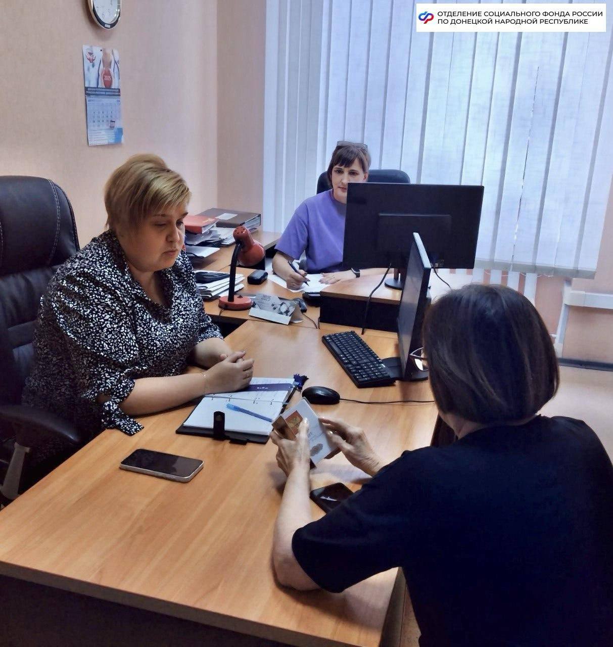 ОСФР по ДНР напоминает пенсионерам доплачивают за советский стаж 5 сентября управляющий Отделением Социального фонда России по Донецкой Народной Республике Галина Сагайдакова провела личный прием граждан Наиболее актуальные вопросы встречи касались пенсионного обеспечения доплаты к пенсии по достижении возраста 80 лет размера выплат учета в страховой стаж периода ухода за ребенком до 1 5 лет и пр Галина Сагайдакова отвечая на вопрос о размере назначенных пенсий в связи с переходом с региональной на федеральную пояснила что размер выплаты зависит от стажа и заработной платы учтенных до 01 01 2002 а после этой даты от суммы начисленных работодателем страховых взносов За стаж заработанный в советское время положена доплата к пенсии Она распространяется на все виды трудовых пенсий по старости инвалидности и потере кормильца При назначении пенсии за трудовые годы до 1 января 1991 года устанавливаются дополнительные проценты к пенсионному расчетному капиталу что в свою очередь влияет на размер пенсионной выплаты рассказал эксперт Галина Сагайдакова разъяснила положения законодательства обратившимся и предложила каждому конкретные пути решения их проблем По некоторым вопросам даны поручения соответствующим сотрудникам Отделения СФР для оперативной проработки и принятия необходимых мер Проведение личных приемов граждан является важной формой взаимодействия с населением позволяющей Отделению СФР оперативно реагировать на возникающие проблемы обеспечивать доступность государственных услуг и повышать эффективность своей работы С графиком личных приемов можно ознакомиться по ссылке новости личныйприем СФР ДНР