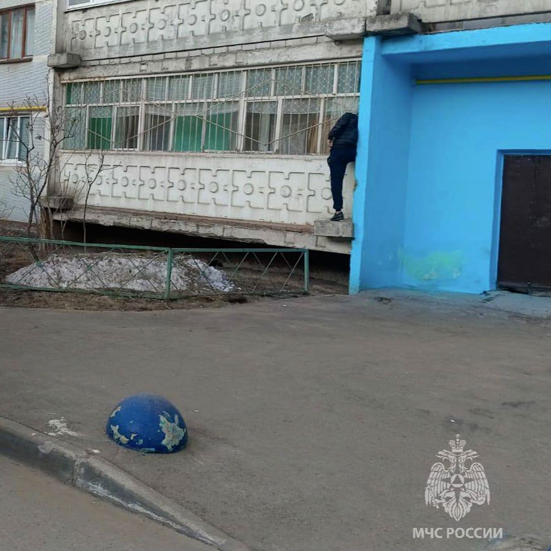 Мужик застрял головой в оконной решётке на Ямашева.  Да, и такое случается. Жить будет, уже вызволили.