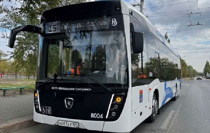 В Волгограде закупают 50 автобусов за 1 миллиард  МУП «Метроэлектротранс»  объявило электронный аукцион на оказание услуг финансовой аренды автобусов. Как сообщает ИА «Высота 102» со ссылкой на сайт госзаказов, 15 автобусов большой вместимости планируется поставить до 30 апреля 2025 года, а еще 35 транспортных средств средней вместимости – до 31 июля этого же года. Начальная цена контракта составила 1 миллиард 89 миллиона рублей.  Как следует из технического задания, автобусы должны быть оснащены системами видеонаблюдения, ГЛОНАСС, а также бескондукторной системой оплаты проезда.  Подробнее