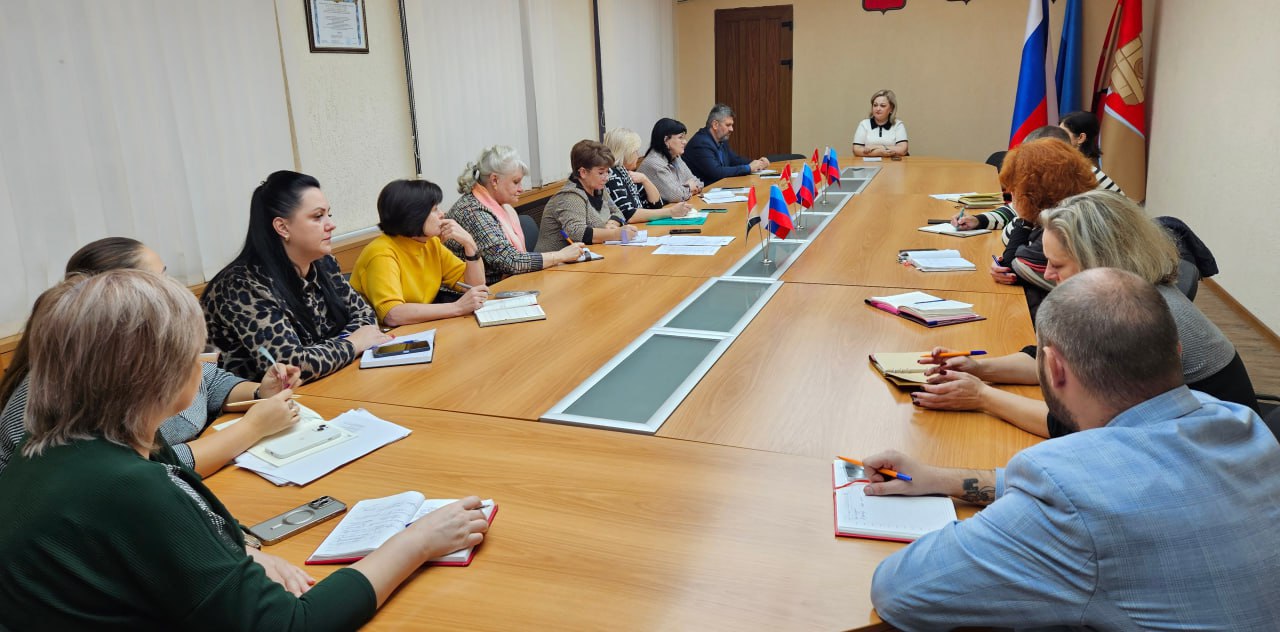 Глава городского округа город Алчевск Светлана Гребенькова провела первое заседание оргкомитета по подготовке и проведению мероприятий в новогодние и рождественские праздники  С руководителями структурных подразделений Администрации учреждений культуры и спорта городских служб обсудили подготовку праздничных мероприятий вопросы украшения общественных пространств установки новогодних елей праздничных объектов благоустройства световых инсталляций Подробно   t me svetlana grebenkova 1064