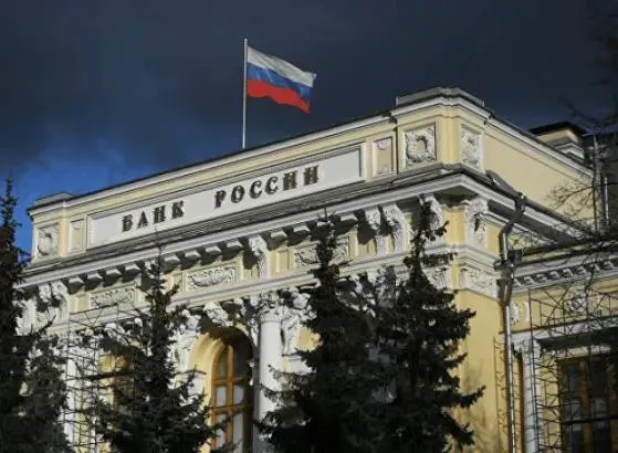 Внешний долг России в I квартале снизился на 10 5 млрд ЦБ По данным Банка России совокупный внешний долг РФ в первом квартале 2026 года сократился на 3 3 до 308 8 млрд Наиболее заметно уменьшились обязательства прочих секторов экономики на 7 млрд до 178 млрд Долг банковского сектора и ЦБ снизился на 3 млрд до 107 8 млрд а задолженность органов госуправления на 0 5 млрд до 23 млрд При этом по итогам 2025 года внешний долг России вырос на 29 6 млрд и достиг 319 4 млрд