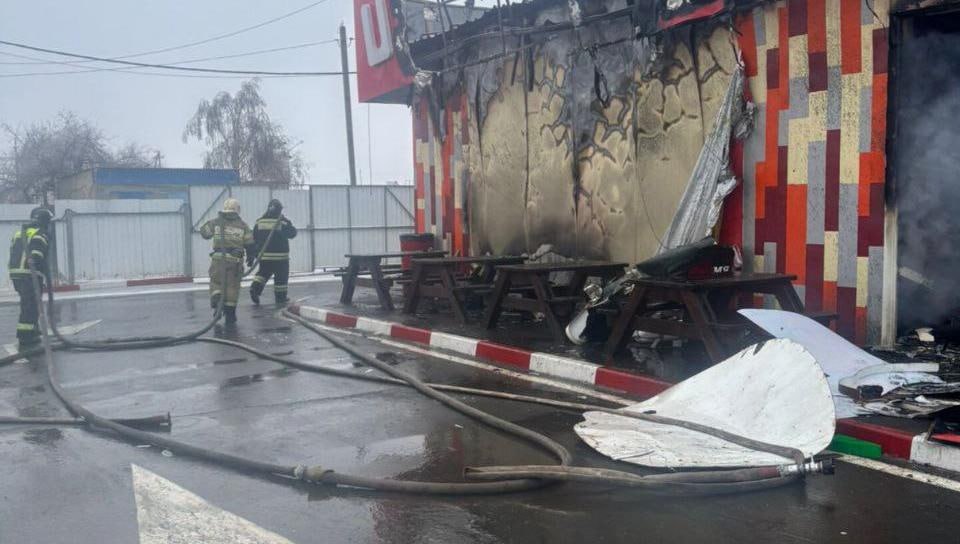 Утром 8 декабря на 981 километре федеральной трассы М-4 в Ростовской области произошло возгорание кафе сети "Помпончик". Пожар начался в восемь часов утра и, судя по видеоматериалам с места происшествия, привел к полному разрушению здания.  Как сообщили представители пресс-службы Министерства чрезвычайных ситуаций Донецкой Народной Республики, площадь пожара составила около 300 квадратных метров. Для ликвидации возгорания были задействованы четыре единицы пожарно-спасательной техники в течение приблизительно 30 минут.  По предварительным данным, жертв и пострадавших нет. Причины пожара устанавливаются специалистами.