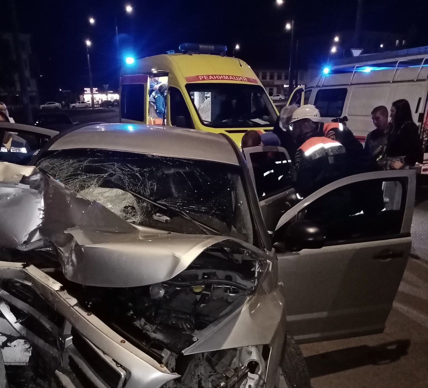В ночь на воскресенье, 20 июля, на улице Гагарина в Пензе легковой автомобиль Dodge врезался в столб напротив дома № 14 на улице Ленина . По словам очевидцев, в машине находились четыре человека. Их забрала скорая. Фото пожарно-спасательного центра.