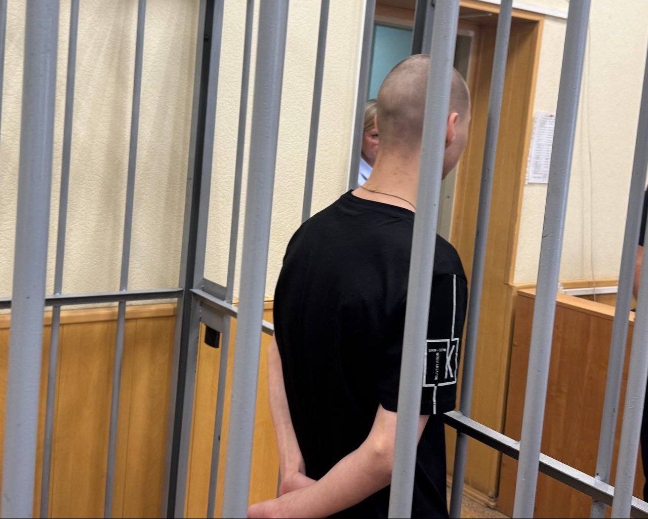 Подросток в Екатеринбурге получил 9,5 лет колонии за жестокое убийство девушки и ее матери Также его судили за убийство собаки точнее — «жестокое обращение с животным, повлекшее его гибель» , но наказания по этой части он избежал из-за истечения срока давности. Подросток зарезал девушку, а затем и её мать. Причиной стала ревность, уточнили в суде. «В ноябре 2023 года в доме на ул. Билимбаевской в Екатеринбурге молодой человек из личной неприязни и ревности зарезал ножом девушку, дождался прихода домой ее матери и расправился с ней. Также он смертельно ранил шпица хозяек», — сообщает телеграм-канал судов Свердловской области. В прокуратуре уточнили, что осуждённый использовал хозяйственный нож. Девушке он нанес девять ударов, она скончалась на месте. Погибшая также была несовершеннолетней. Прихода её матери подросток дождался, спрятавшись в кухне. Женщине он нанёс не менее 15 ударов ножом. Потом, уходя из квартиры, он «забрал сотовые телефоны и банковские карты убитых». После этого вместе со своим «старшим приятелем» по фамилии Путилин он снял деньги в банкомате — 40 тысяч рублей. Подростка признали виновным по нескольким статьям УК. Суд назначил ему наказание в виде лишения свободы на срок 9 лет 6 месяцев с отбыванием в воспитательной колонии. Между тем, по статьям о краже 158 УК и жестоком обращении с животными 245 УК его освободили от наказания — в связи с истечением срока давности привлечения к уголовной ответственности, добавили в суде. Родственники погибших настаивали на максимально строгом наказании для убийцы. Как сообщили в прокуратуре, суд также постановил взыскать в их пользу компенсацию морального вреда — 4 млн рублей. «Старший приятель» Путилин по статье о краже получил условный срок — 3 года и 6 месяцев условно с испытательным сроком 2 года. Фото: телеграм-канал прокуратуры Свердловской области Телеграм-канал Поддержать Подписаться Прислать новость 18+