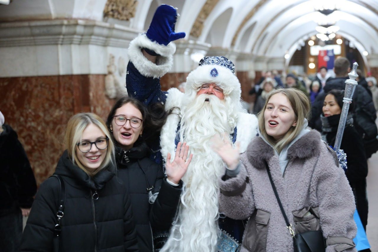 Московский Дед Мороз поздравил пассажиров метро с наступающим Новым годом. Вместе со Снегурочкой он проехал по Кольцевой линии и раздал горожанам подарки. Дети и взрослые получили елочные игрушки, магниты, значки, браслеты и сладкие угощения.      -канал «Город Москва».