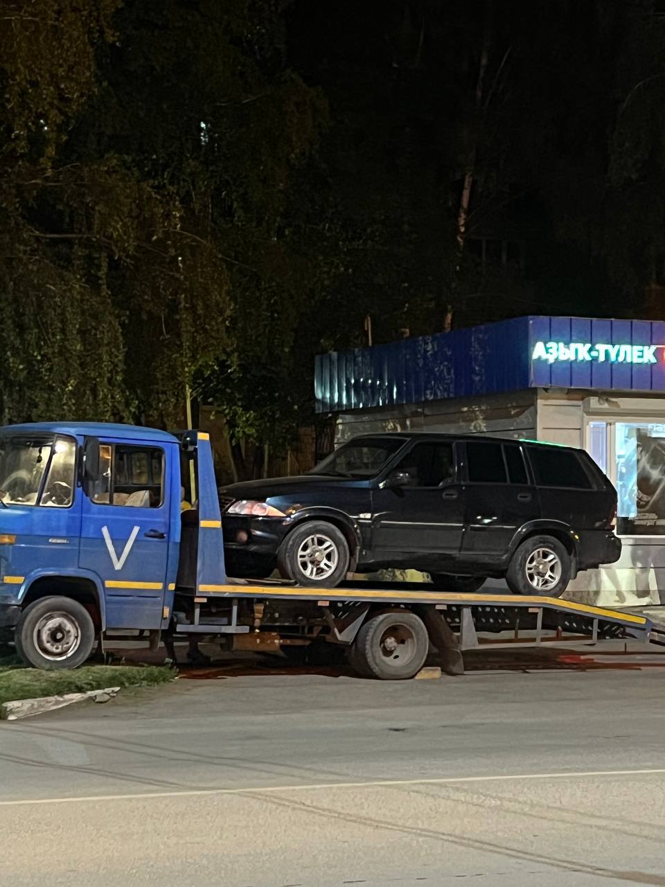 В Башкортостане мужчина с макетом автомата Калашникова запугивал сотрудников Росгвардии Четверо мужчин на внедорожнике «в неадекватном состоянии» проехали на территорию Городского пруда. Сотрудники охраны вызывали Росгвардию. После этого мужчины начали громко кричать и провоцировать конфликт. В ответ на это сотрудники полиции попытались их задержать. Один из мужчин, 36-летний Александр вышел с макетом автомата Калашникова и начал угрожать полицейским. После этого мужчина сел в машину и попытался скрыться. Проехав один квартал, его автомобиль заблокировали сотрудники ППС, поэтому Александр был вынужден сдаться. В итоге мужчину задержали, а его машину увезли на штрафстоянку.