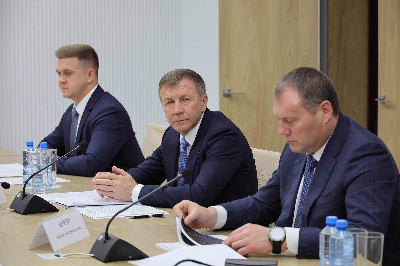 Больше 1,6 миллиарда рублей выделим в этом году на газификацию станиц и хуторов в 26 муниципалитетах края. В их числе Отрадненский, Мостовской, Апшеронский районы, Геленджик и Туапсинский округ. На совещании обсудили, как проходит эта работа. За последние 10 лет из регионального бюджета на строительство газовых сетей направили свыше 4 миллиардов рублей и провели голубое топливо в 265 населенных пунктов. Кубань – один из лидеров по уровню газификации в стране. Сейчас основные усилия направлены на газификацию предгорных районов. Из-за сложного рельефа там есть определенные трудности. Тем не менее, темпы снижать не планируем и продолжим работу в тесном сотрудничестве с «Газпромом».