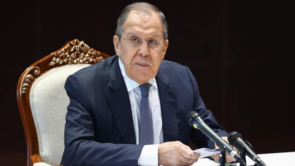 Интерес граждан России к посещению Кубы в туристических целях в последние годы заметно повысился, заявил Сергей Лавров в статье "Россия и Куба: братство сквозь годы и через расстояния". Он отметил, что в 2024 году количество ежегодно приезжающих на остров российских туристов достигло рекордных 186 тыс. человек. Кроме того, глава МИД РФ рассказал о расширении образовательных связей: ежегодно предоставляются 100 стипендий для обучения кубинских студентов в российских вузах. С 2023 года на острове начали функционировать восемь центров открытого образования по изучению русского языка, а в 2024 году российские вузы открыли два геологических класса в кубинских университетах. Отправить новость