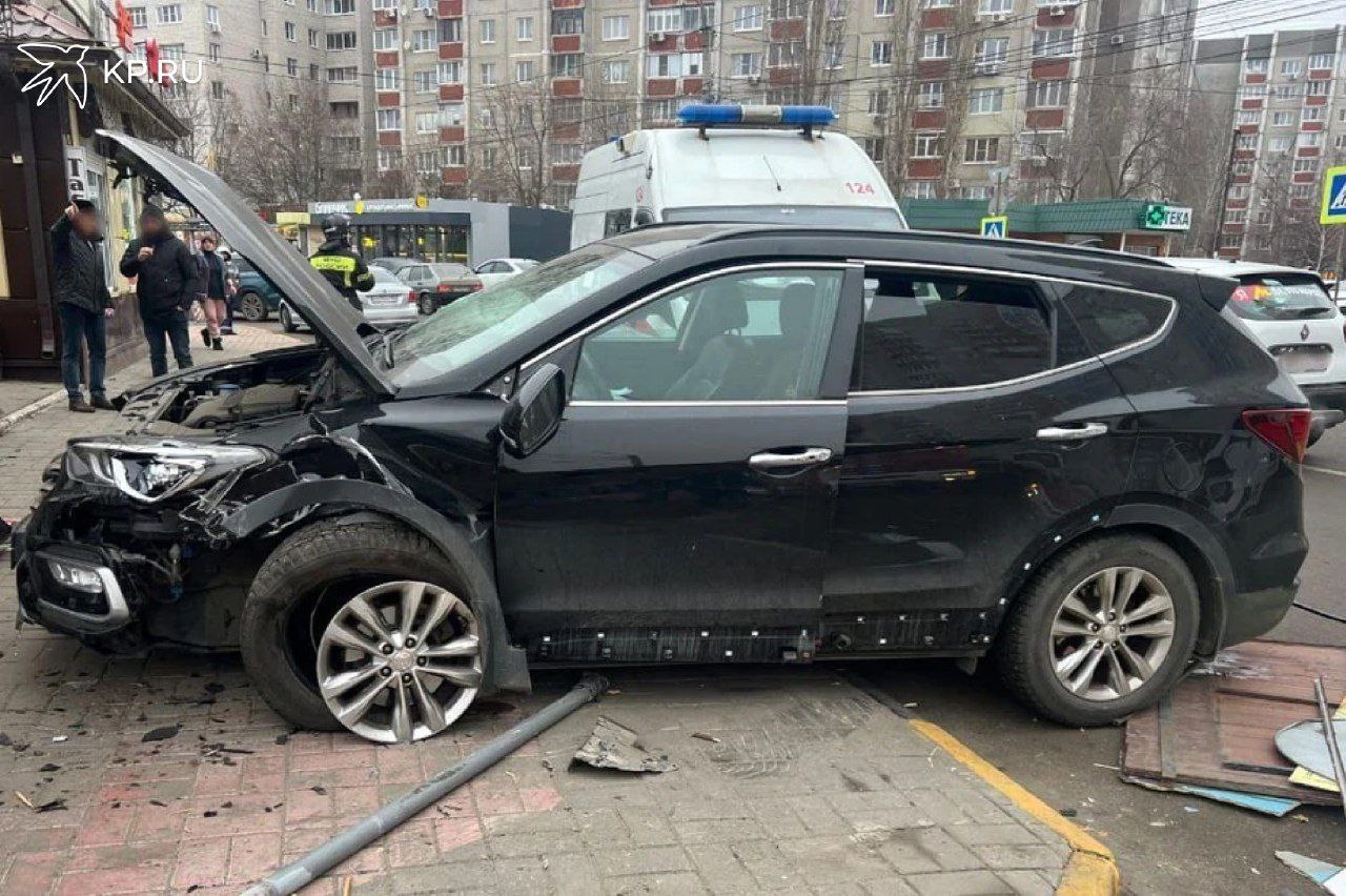 Легковушка снесла двух пешеходов на тротуаре в Воронеже  Авария, в которой пострадало двое прохожих, произошла примерно в 12:50 9 декабря в Воронеже. Подробности рассказали в ГУ МВД по региону.  По предварительным данным полиции, 43-летний местный житель ехал на втомобиле «Хендай Санта ФЕ» по улице Владимира Невского. У дома №48З он снес двух пешеходов, которые шли по тротуару. Легковушка также задела фасад здания.  В результате аварии травмы получили мужчины 48 и 72. Они были доставлены в медицинское учреждение.  По данному факту полиция проводит проверку, устанавливаются все обстоятельства и причины происшествия.