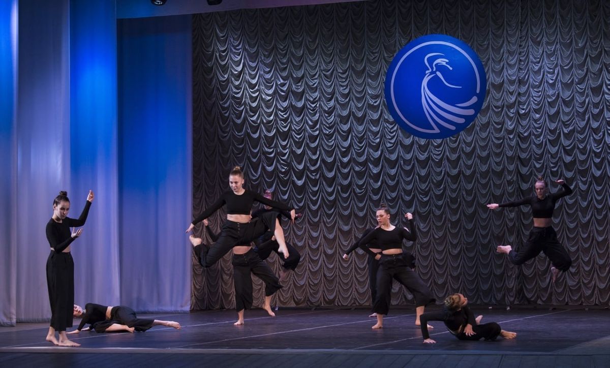 Мурманский Вестник новости В Мурманске соберутся лучшие хореографы России и Турции В Мурманской области с 1 по 4 ноября пройдет IX межрегиональный фестиваль хореографического искусства Полярный круг с международным участием Лучшие коллективы из России и Турции соберутся в Заполярье чтобы показать свое мастерство в конкурсной программе и принять участие в творческих встречах В рамках фестиваля запланированы открытые конкурсные просмотры выездные концерты на сценах города и области мастер классы и вечер знакомств для участников Культурная программа познакомит гостей с историей традициями и современной жизнью Кольского края уделяя внимание культуре коренных народов региона Ключевые события фестиваля сосредоточены на площадке областного Дворца культуры имени С М Кирова 2 ноября состоятся конкурсные подробнее на канале Мурманский Вестник новости