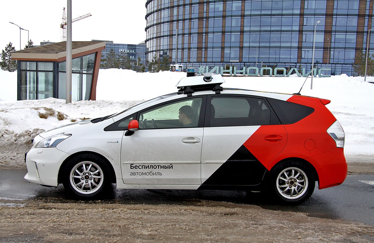 Университет Иннополис запатентовал систему управления беспилотниками на основе нейросетей Об этом сообщили Татар информу в пресс службе вуза Российские исследователи разработали новый способ управления автономным транспортом с применением сквозного обучения нейронных сетей Разработка позволяет автомобилю напрямую без сложной ручной обработки интерпретировать данные с камер и лидаров прогнозировать траекторию и выдавать команды для движения Важно что гибкость подхода позволила адаптировать наш метод и для других типов беспилотных транспортных средств Наша команда успешно перенесла и протестировала модель на данных полученных c беспилотных судов что демонстрирует универсальность предложенной архитектуры для различных сред передвижения приводит пресс служба слова ассистента Лаборатории интеллектуальных робототехнических систем Мостафы Хегази Метод запатентовали эксперты Межотраслевого центра трансфера технологий Университета Иннополис Патент действует на территории государств участников Евразийской патентной конвенции Азербайджана Киргизии Армении Белоруссии Казахстана Таджикистана России и Туркменистана iatatarinform tatarinform