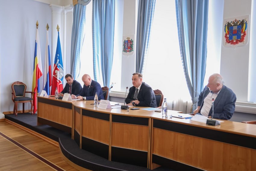 В Ростове депутаты гордумы отчитались о росте зарплат в городе, инвестициях и поддержке бизнеса. В донской столице прошёл брифинг комиссии гордумы по экономическому развитию. По их словам, за пять лет: инвестиции в город выросли с 80 до 189 миллиардов рублей, валовой продукт — на 85%, до 799 миллиардов, средняя зарплата поднялась с 41 до 70 тысяч рублей. Официальная безработица почти исчезла — с 5% упала до 0,1%. Число самозанятых перевалило за 114 тысяч, а по количеству индивидуальных предпринимателей на тысячу жителей Ростов обогнал все города-миллионники. На поддержку малого и среднего бизнеса за пять лет направили 258 миллионов рублей, в 2025-м вложат ещё 57. Заодно зачистили уличную торговлю: число незаконных точек сначала сократили вдвое, потом ещё в полтора раза. При этом официальных предприятий торговли стало на 20% больше, а общепита — на 60%. По словам главы комиссии Максима Колесникова, несмотря на разговоры о рецессии, у города есть запас прочности — опыт, темпы и понимание, как действовать. Подробные прогнозы по секторам экономики пообещали позже. Для справки: рецессия — это спад в экономике. Обычно сопровождается ростом безработицы, снижением доходов и падением деловой активности. Опасность в том, что она может "обеднить" потребительский спрос, бизнес и бюджет. Верим? Скидывайте пост тем, кто говорит, что «Ростов катится вниз» — пусть сверят ощущения с цифрами. Подписаться