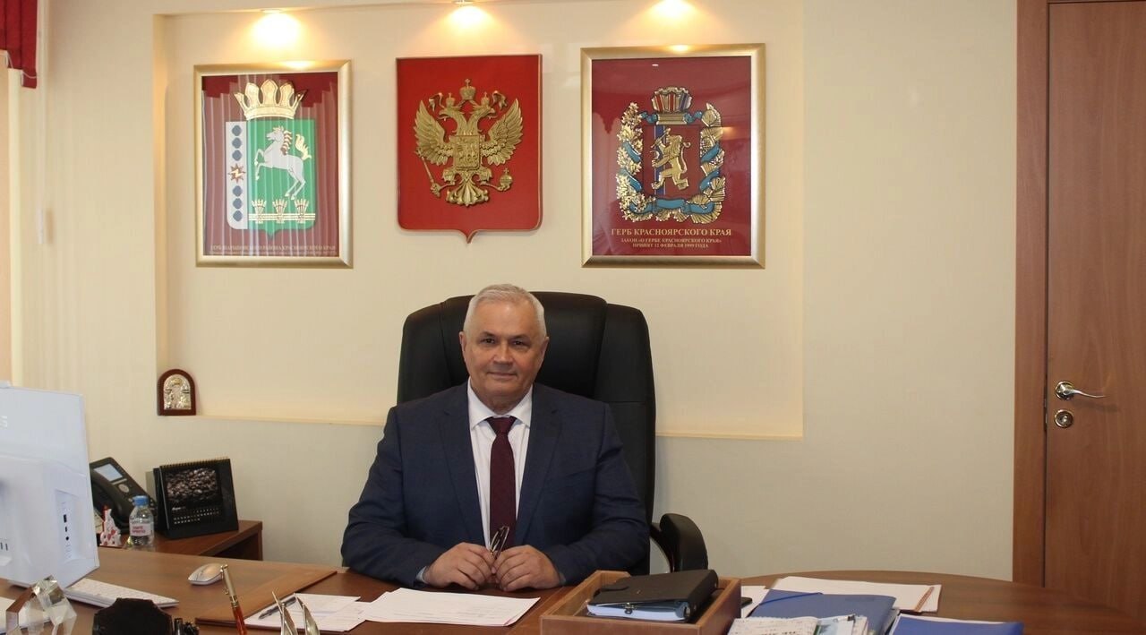 Глава округа в Красноярском крае ушел в отставку из-за муниципальной реформы.  Глава Шарыповского муниципального округа Геннадий Качаев ушел досрочно. В местной администрации сообщили, что до конца года округ и город Шарыпово ликвидируют, а затем объединят.  Главу новой территории выберут депутаты нового окружного совета из числа кандидатов, которых предложит губернатор.  Геннадий Качаев возглавлял Шарыповский район  а затем округ  более 20 лет — с 2004 года.  Ранее в отставку ушли глава Сухобузимского муниципального района Александр Алпацкий и мэр Дудинки Юрий Гурин.