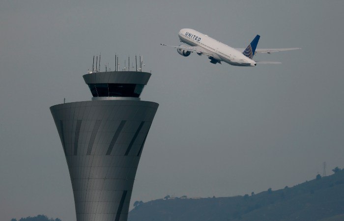 В США отменили более восьми тысяч рейсов в ожидании снежного шторма По данным Associated Press предупреждение о сильном снегопаде распространяется от Нью Мексико до Новой Англии Речь идет о территориях где живет около 140 миллионов человек Как передает ABC News в 18 штатах объявлен режим чрезвычайного положения Фото Justin Sullivan Getty Images interfaxonline