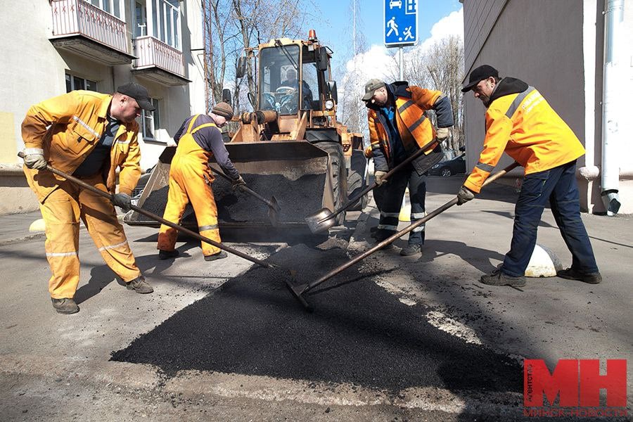 Как собираются преобразить дворы столицы в 2025 году, рассказали в МГЖХ.  Акцент будет сделан на пяти направлениях:   ремонт асфальтовых покрытий во дворах с полной его заменой;  ремонт пешеходных дорожек;  ремонт лестниц;  установка контейнерных площадок  модульных конструкций для сбора отходов ;  замена детского игрового оборудования.  «Минск-Новости» MINSKNEWS.BY Telegram Viber FB  VK Inst TikTok  YouTube