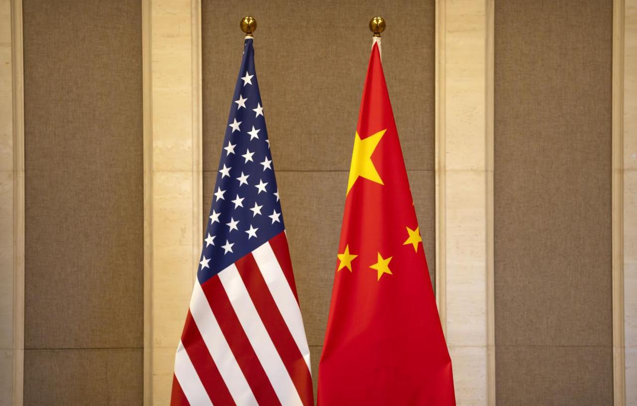 Одной из целей военной операции США в результате которой был захвачен Николас Мадуро было послать Китаю сигнал Держитесь подальше от Америки Reuters По словам источников закончились времена когда КНР предоставляла Венесуэле кредиты и другое финансирование в обмен на нефть по выгодным ценам Похищение Мадуро Вашингтоном подтвердило ограниченные возможности Пекина по влиянию на ситуацию на американских континентах Пекин может выразить протест дипломатическим путем но он не сможет защитить партнеров или активы если Вашингтон решит оказать на них прямое давление считает эксперт по Китаю из Foundation for Defense of Democracies Крейг Синглтон